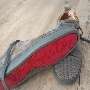 Grå Christian Louboutin  - Storlek 43-44, nästintill oanvända, perfekta nu till sommaren