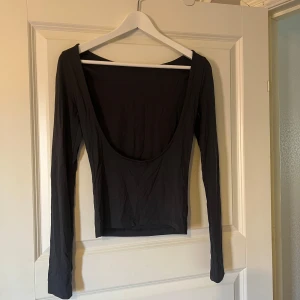 Öppen rygg topp - Mörkgrå topp från gina tricot med öppen djup rygg. Storlek S. Bra skick. 80kr + frakt💕
