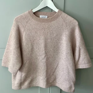 Stickad topp från &Other Stories - Stickad tshirt från &Other Stories, väldigt bra skick! 