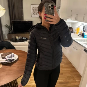 Peak performance jacka - Storlek M. Välanvänd så därav priset, se sista bilden. 150kr (det är mörkblå färg, färgen syns på sista bild 
