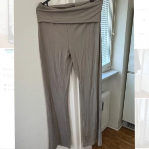 Beige byxor från 157 - Säljer ett par bekväma beige byxor från 157. De har en loose passform och är tillverkade i ett mjukt material som ger en skön känsla. Perfekta för en avslappnad stil.