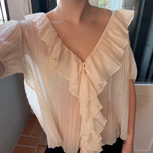 Volang blus från Zara - Säljer denna fina blus från Zara, men köpt på sellpy  därefter ej använd. Säljer då den är lite för stor för min smak som vanligtvis bär s🩷