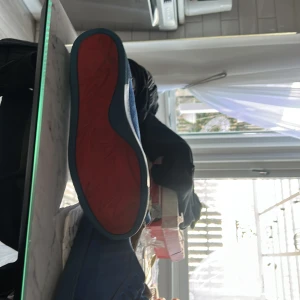 Blå sneakers med nitar - Snygga blå loubs med nitar, riktigt vackert till sommaren eller våren. Skorna har snörning och är tillverkade i mocka.passar storleken 43-44