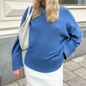 Blå stickad tröja - Säljer en snygg blå stickad tröja från Linn ahlborgs gamla märke LXA. Tröjan är köpt för ett tag sedan men är använd kanske 5 gånger. Tröjan är i strl xs men är lite oversized, så passar även s och m💙