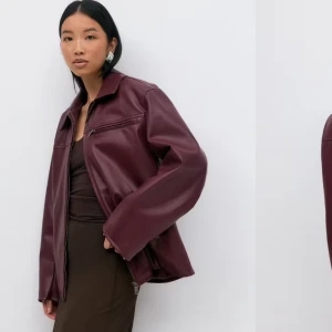 Vinröd skinnjacka Gina  - Kollar intresset för min skinnjacka från Gina Tricot storlek XS (passar mig som har S) i den vinröda färgen som är helt slutsåld. Prislappen kvar och aldrig använd. Nypris 899kr. Bara att höra av sig vid intresse💗