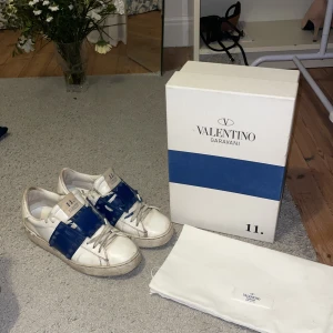Valentino Garavani skor  - Valentino sneakers, allt original ingår, finns även kvitto på köpet. täcken på användning men absolut inga problem att använda som de ska. Inga synliga skador eller liknande även om man ser att dom är använda. Men där av priset, storlek 37,5 men passar 38!