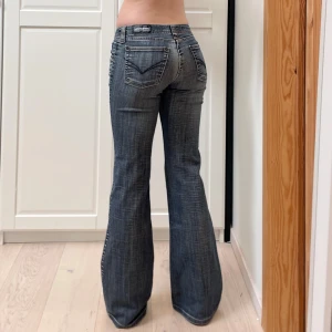 Lågmidjade bootcut jeans🤩 - Midja 38x2 cm, gren 19 cm o innerben 80 cm💕jae 169 o xs-s o de sitter åt det tajta hållet alltså som en xs trots märkta W29/L32