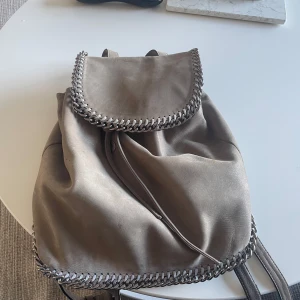 Intressekoll!Stella McCartney ryggsäck  - Sjukt snygg Stella McCartney ryggsäck ny pris 7000 men den är väl använd hör av er vid minsta fundering buda om ni är sugna 