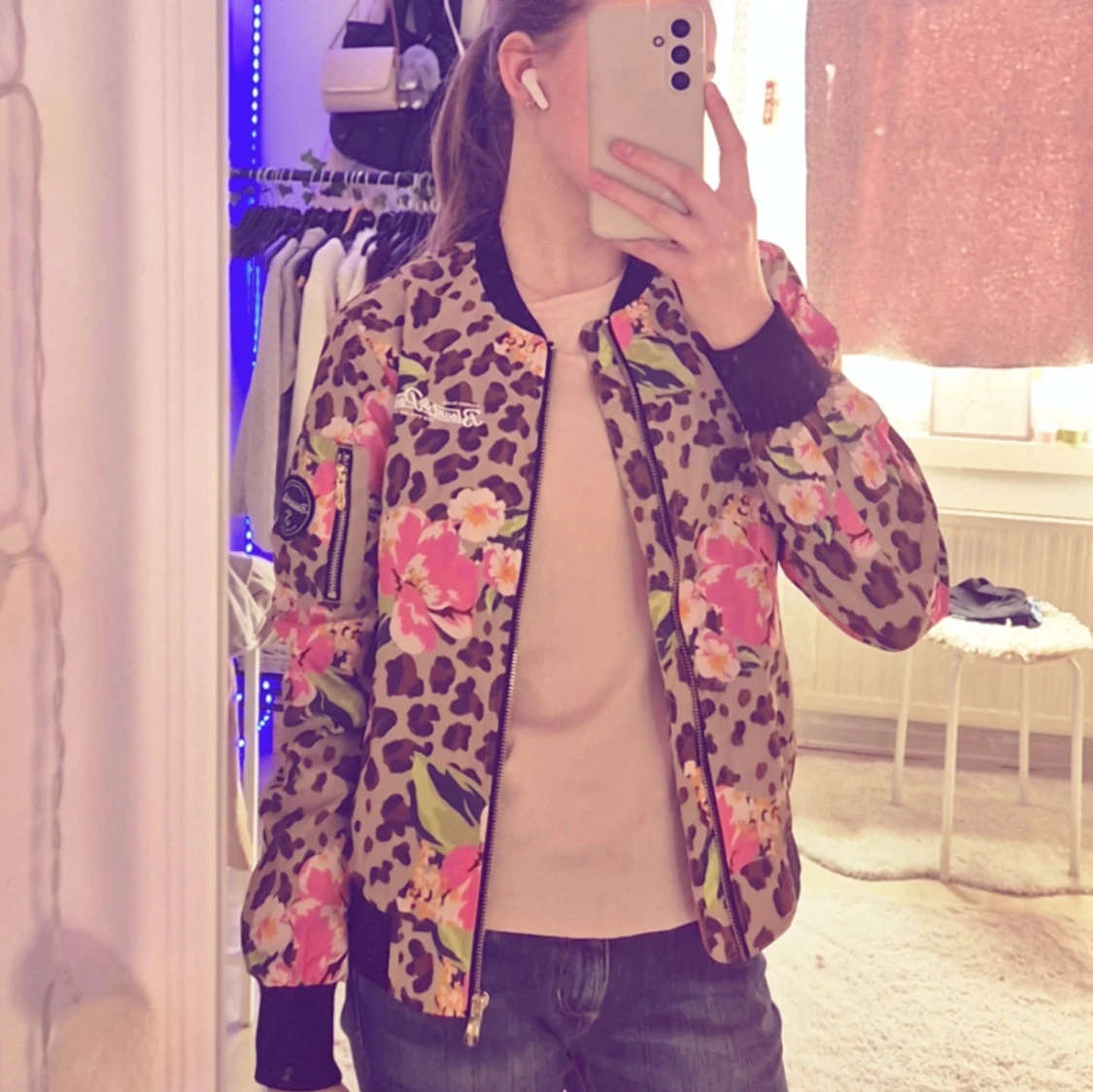 Blommig leopardmönstrad bomberjacka från Blount & Pool - 1