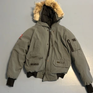 Canada Goose Jacka - Tja säljer nu en canada goose jacka i färgen steel och i storlek M till ett billigt pris. Defekter finns skriv privat för att se!