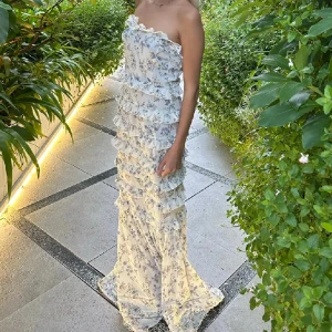 Blommig balklänning  - Vårig långklänning med blommigt mönster i vitt och blått. Perfekt för en bal eller studenten. Klänningen är i fint skick och använd en gång 🩵