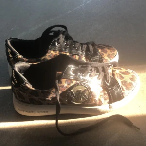 Leopardmönstrade sneakers från Michael Kors - Snygga sneakers från Michael Kors med leopardmönster och glittriga detaljer. Säljer för att jag inte använder de längre men de funkar jättebra och använde de ett tag i höstas som man kan se lite men man kan tvätta bort det mesta❤️❤️  Köpte de i Grekland för 600kr typ så säljer för 400. Såklart äkta