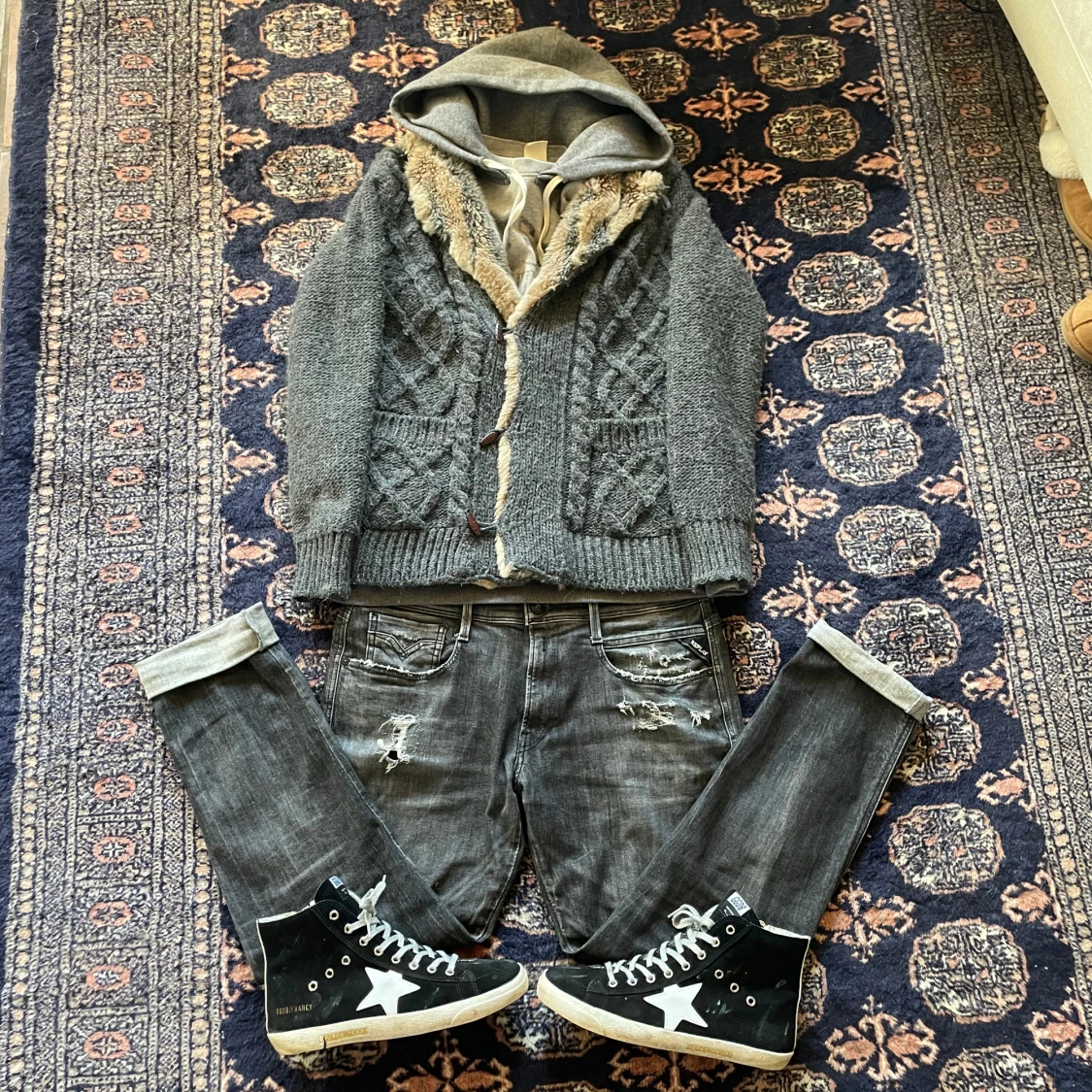 Grå stickad kofta med päls