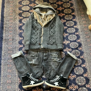 Grå stickad kofta med päls - Säljer en mysig grå stickad kofta med pälsdetaljer runt kragen. Koftan har ett fint flätmönster och knappar framtill. Perfekt för kyliga dagar! Bra skick lite nopprig. Otroligt varm och skön päls. Vid frågor och funderingar hör gärna av er!                                                                                                            Mvh Doré.reselll