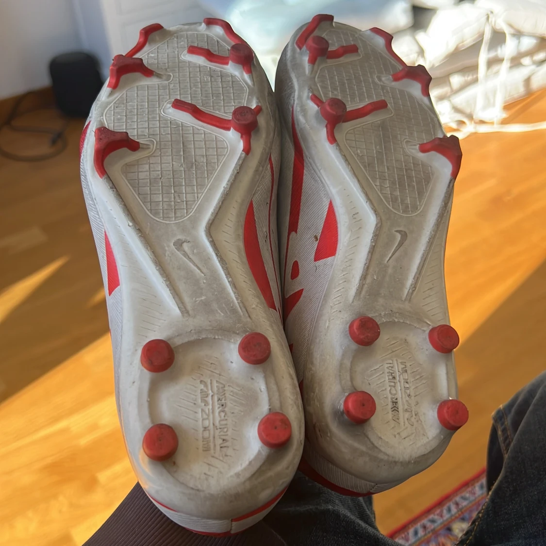 Vita och röda fotbollsskor från Nike - 2