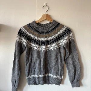 Grå stickad tröja från Lindex - Säljer en grå stickad tröja från Lindex i storlek 134/140. 