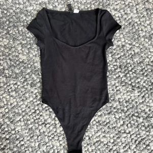 Svart bodysuit - Svart body från h&m
