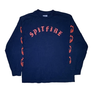 Spitfire longsleeve  - Spitfire longsleeve i storlek M. Jag på bilden är 180 cm. Mått: axelbredd - 48 cm, längd - 62 cm. Skriv för fler bilder och frågor! Inte jag på bilderna! Priset är förhandlingsbart! 