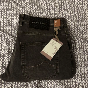 Jacob cohen nick slim fit jeans (helt nya) - Tja, lägger nu upp mina helt nya Jacob cohen slim fit jeans i en fin svart/mörkgrå tvätt. Jeansen är i helt ny skick och har alla tagsen kvar inklusive parfymen! Jeansen har ett ny pris på 5-6 tusen! Kvitto går även att lösa! Skriv privat vid frågor eller funderingar