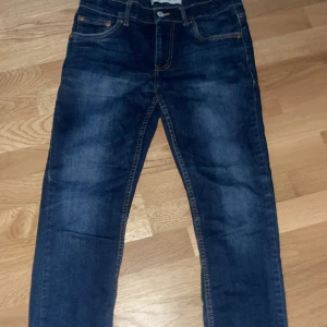 Levis 512 Slim Tapered Jeans - Snygga mörkblå Levis 512 jeans med slim tapered passform. skulle passa dig som är 160-170