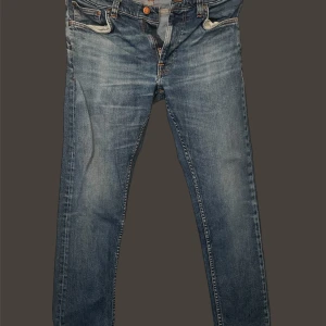 Nudie jeans lean Dean  - Snygga blå jeansbyxor med klassisk femficksdesign och knappgylf. Perfekta för en avslappnad stil.