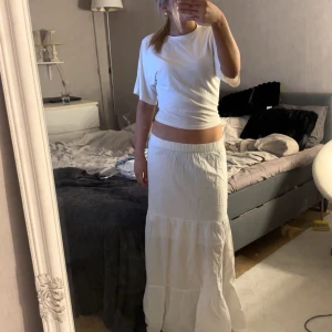 Vit långkjol - Säljet nu min vita långkjol med volanger ner till, aldrig använd köpt på barnavdelningen i storlek 170💕 Passar mig som är 165💕 