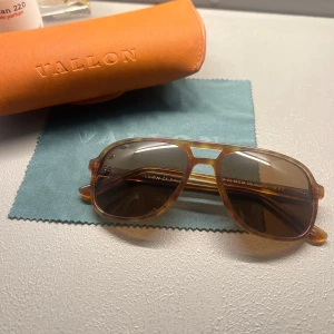 Solglasögon från Vallon - Säljer dessa snygga solglasögon från Vallon med brun båge och mörka linser. De har en klassisk pilot design och är Perfekta för soliga dagar! Solglasögon fodralet i går såklart i köp med solglasögonen, skulle säga att varan är nyskick men sätter dem i mycket bra skick eftersom jag använt de några gånger‼️Priset är inte ristat i sten‼️