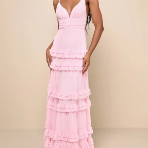 Rosa långklänning med volanger - Perfekt balklänning i storlek xs, ny med prislapp och orginalfärpackning. Passade tyvärr inte mig runt midjan. 1350:- ny