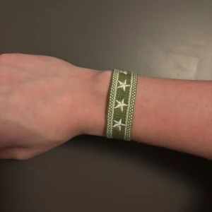 Flätat Armband - Säljer dessa tvär feta armbanden i en grön färg med snyggt stjärnmönster. Dessa är sjukt snygga och liknar de eftertraktade armbanden från dior🤩 Om du undrar något så är de bara att skicka iväg ett meddelande 🔔 