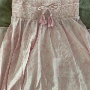 Lång kjol - Rosa mönstrad lång kjol som är använd ett par gånger. Säljer då den är för liten🥰storlek 158/164