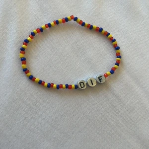 Djurgården armband - Säljer ett dif armband med små pärlor i rött, blått och gult. Armbandet har tre silverfärgade bokstavspärlor som bildar ordet 'DIF'. Perfekt för alla sommarens matcher! Har fler armand på min profil, bla hov1 och MFF. Ta gärna en kick och säg till om det är något annat motiv du vill ha så löser vi!