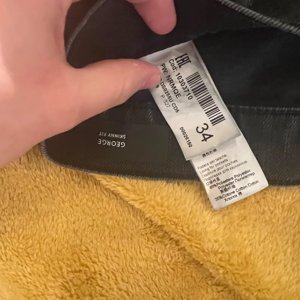 Snygga svarta jeansbyxor med en klassisk femficksdesign. De har en knapp och dragkedja framtill. Perfekta för en stilren look.. Farkut & Housut.