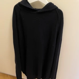 Oscar Jacobson cashmere hoodie i storlek M - Säljer en marinblå cashmere hoodie från Oscar Jacobson.