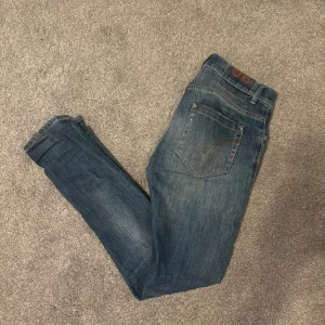 Dondup Jeans - Dondup George i strl W30. Bra skick; 8/10. Skriv vid frågor och funderingar!