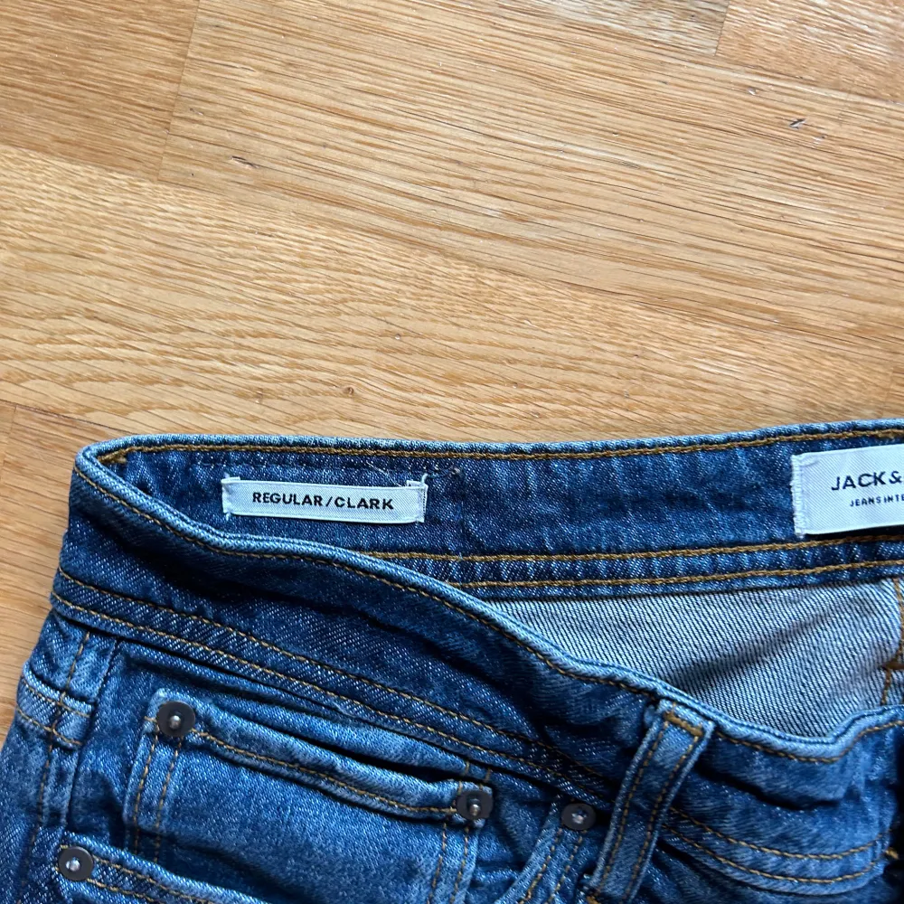 Straight jeans från Jack & Jones i ny skick. Saknar prislappen och andra tags. Storlek: W33 L32. Skriv vid minsta fundering eller vid fler bilder.. Farkut & Housut.