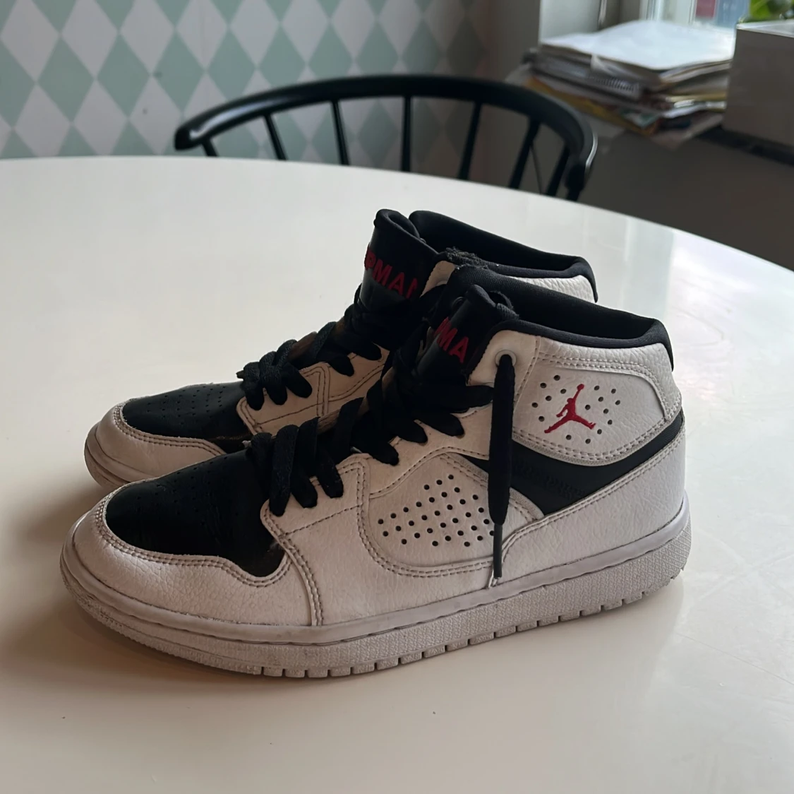 Jordans Jumpman skor med röd logga - 1