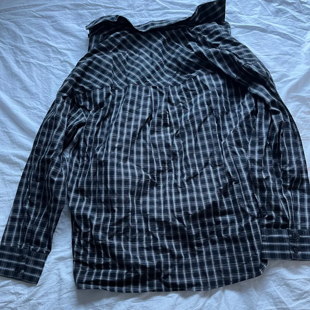 Säljer en jättefin svart och vit rutig skjorta från H&M. Aldrig använd och är i storlek xs. Perfekt nu till sommaren!💕. Paidat.