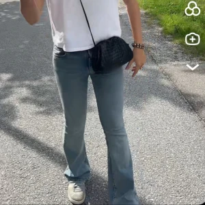 Blå bootcut jeans - Snygga blå bootcut jeans med en klassisk femficksdesign. De har en låg midja och en bekväm passform. Perfekta för en avslappnad stil. Använd väldigt få gånger så som nya!