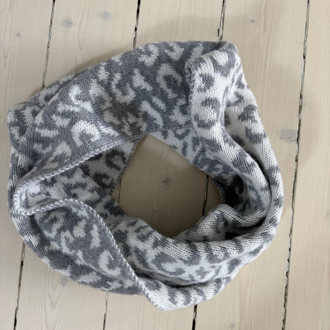 Grå leopardmönstrad buff