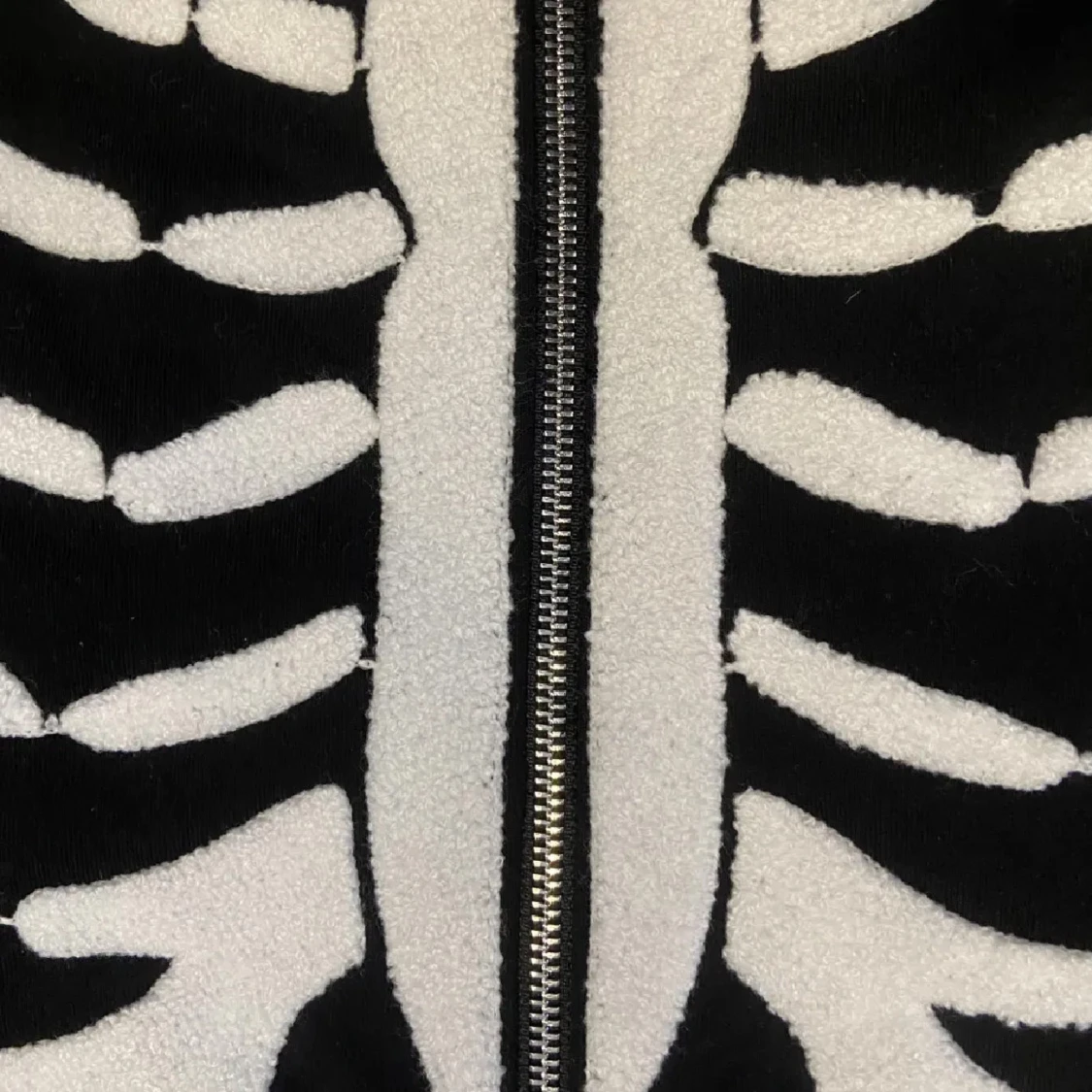 Svart hoodie med skelettmönster - 2