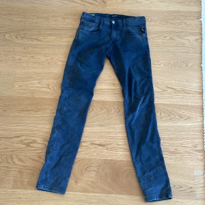 Replay anbass  - Tjenare! Säljer ett par riktigt schyssta Replay Anbass Jeans i storlek W30 L34 utan några defekter alls. Jeansen är  sparsamt använt och är som nya. Skriv om ni undrar något, eller om ni vill ha några fler bilder.