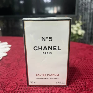 Chanel No 5 Eau de parfum 50 ml - OÖPPNAD! Helt ny Chanel No 5 EAU DE PARFUM SPRAY, som kommer i 50 ml. Den är helt plomberad. Fick den som gåva, därav därför den säljs för den är inte min typ av parfym. Pris kan diskuteras vid snabb affär!  