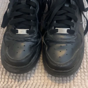 nike air force 1 svart - storlek 38/39. Har använts fåtal gånger. Inga hål eller andra problem, och skorna är jätte bekväma