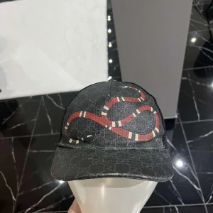 Gucci King Snake - Helt äkta keps, kollad av experter med garanti av äkthet. Dessa säljs inte lögnre hos gucci som gör denna kepsen sällsynt. Bra bevarad, inga stora defekter på kepsen. Adjusterbar där bak för olika huvudstorlekar. Priset kan diskuteras vid snabb affär.