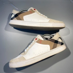 Burberry sneakers - Hej! Säljer nu mina skor från märket Burberry , storlek 42.5, bra skick. Givetvis äkta, Tveka inte på att höra av dig om du har frågor eller funderingar kring skorna!