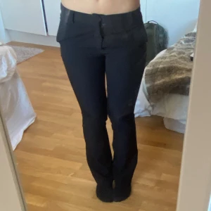 Svarta kostymbyxor - Snygga svarta kostymbyxor med låg midja och bootcut säljer eftersom jag inte får andvändning av de har redan ett annnst par ❤️❤️