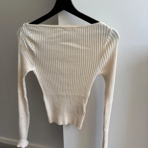Vit ribbad tröja från H&M - Säljer en stilren vit ribbad tröja från H&M. My skick aldrig använd! Stl xs 