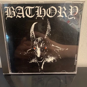 Bathory cd - Cdn är i fint skick har ett par år på nacken men har mest legat förvarad i en låda.