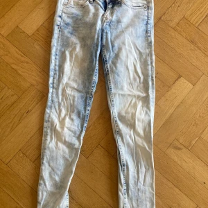 Stentvättade jeans HM 26/30 - Stentvättade jeans  från HM begagnat  strl 26/30 
