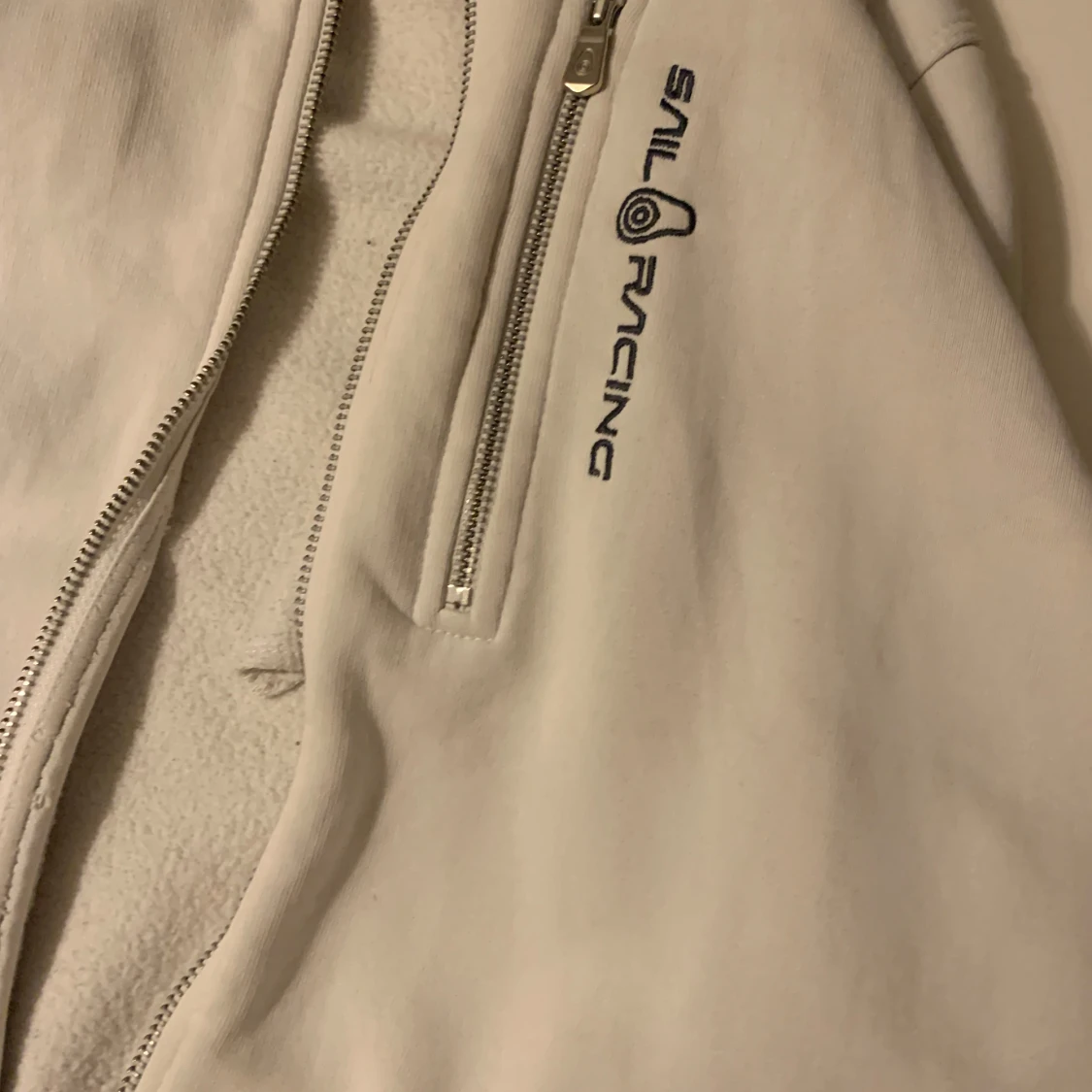 Vit hoodie från Sail Racing - 1